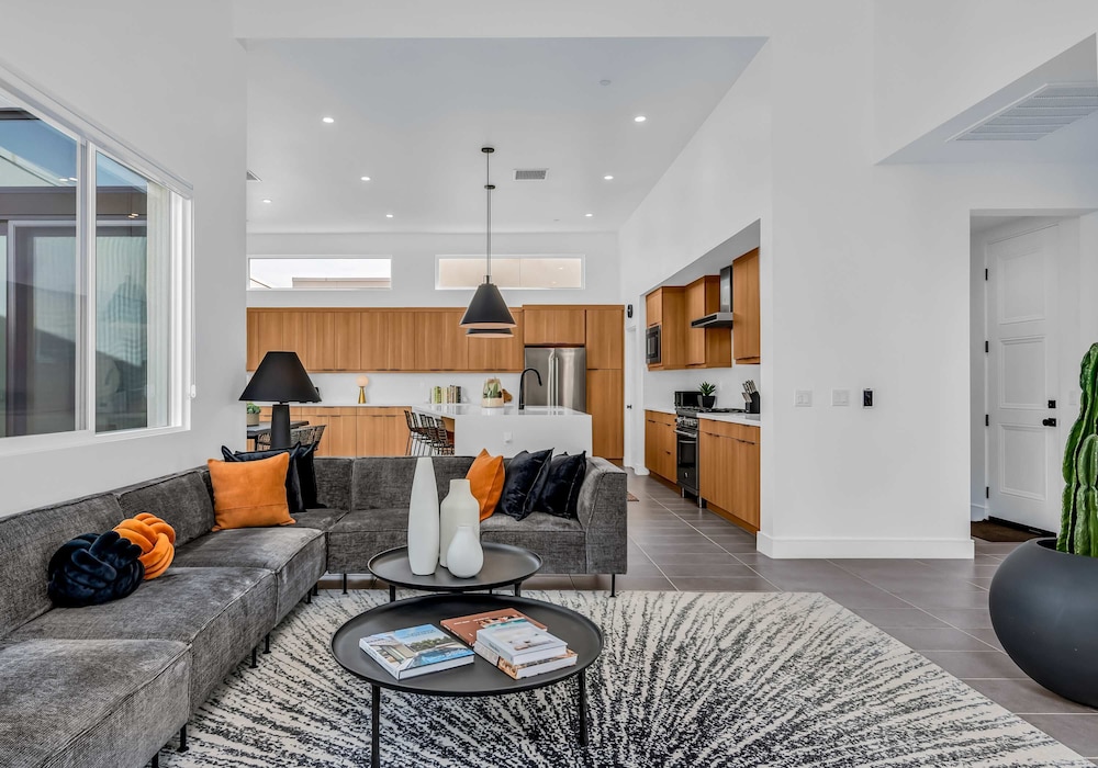 Modern Miralon - Sophisticated Retreat for Up To 5 w/ Resort Amenities