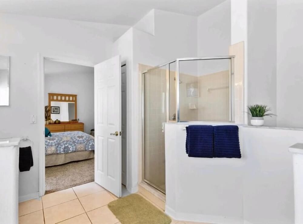 Sunny Private Pool & Spa & Fenced Yard. Nr Parks