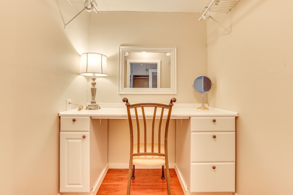 Family-friendly Ontario Home in Central Location! view 3