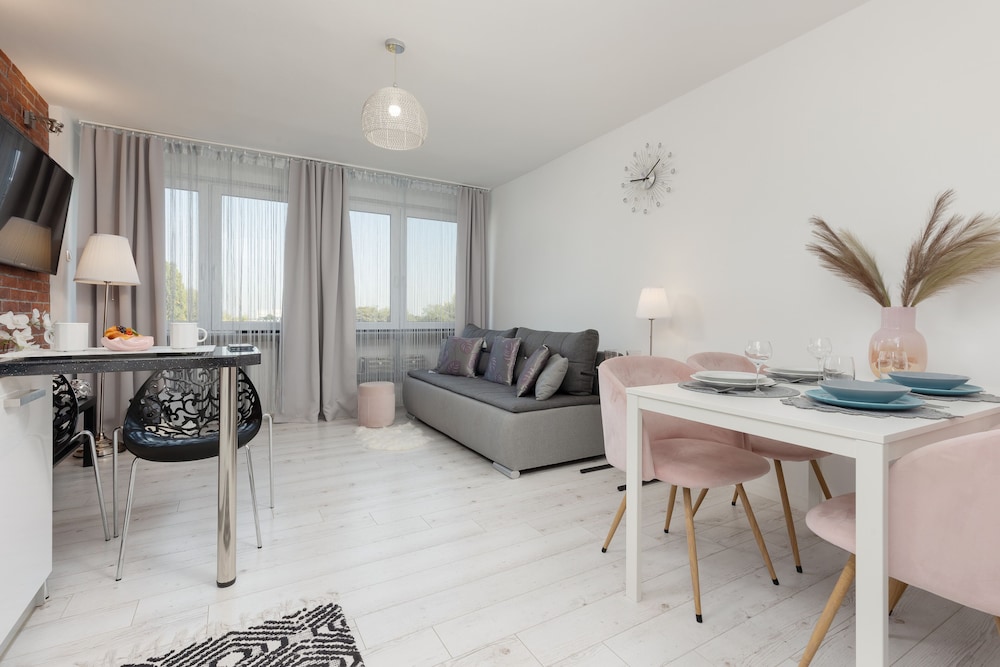 Apartment Popiełuszki Warsaw by Renters view 5