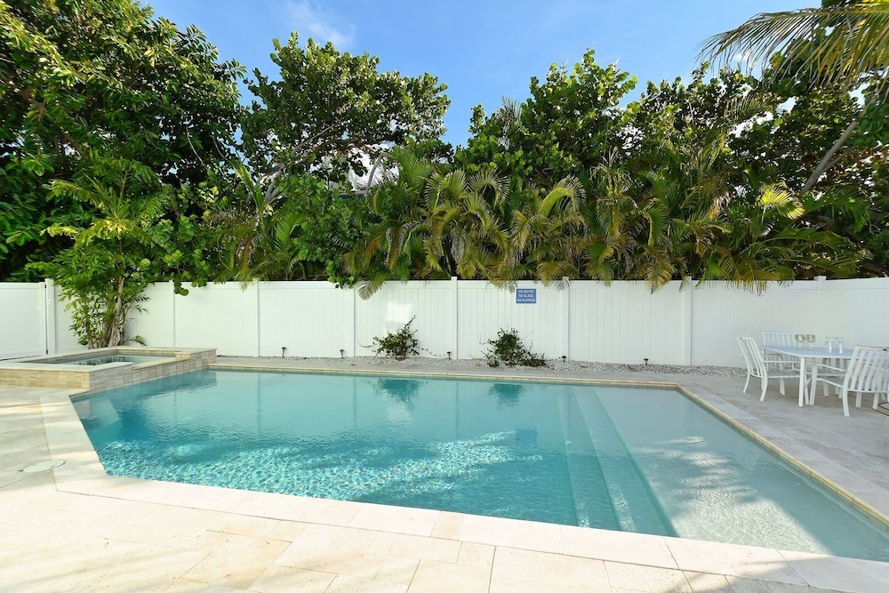 Tarpon Pointe 2 Bedroom Home by Redawning