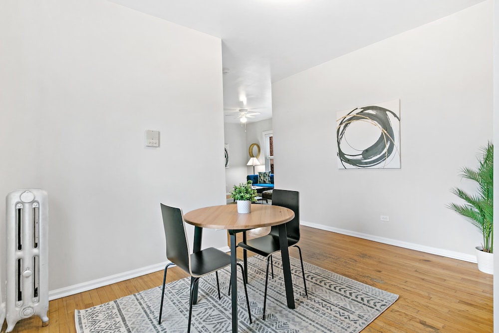 1BR Apt with King Bed in Rogers Park - Image 1