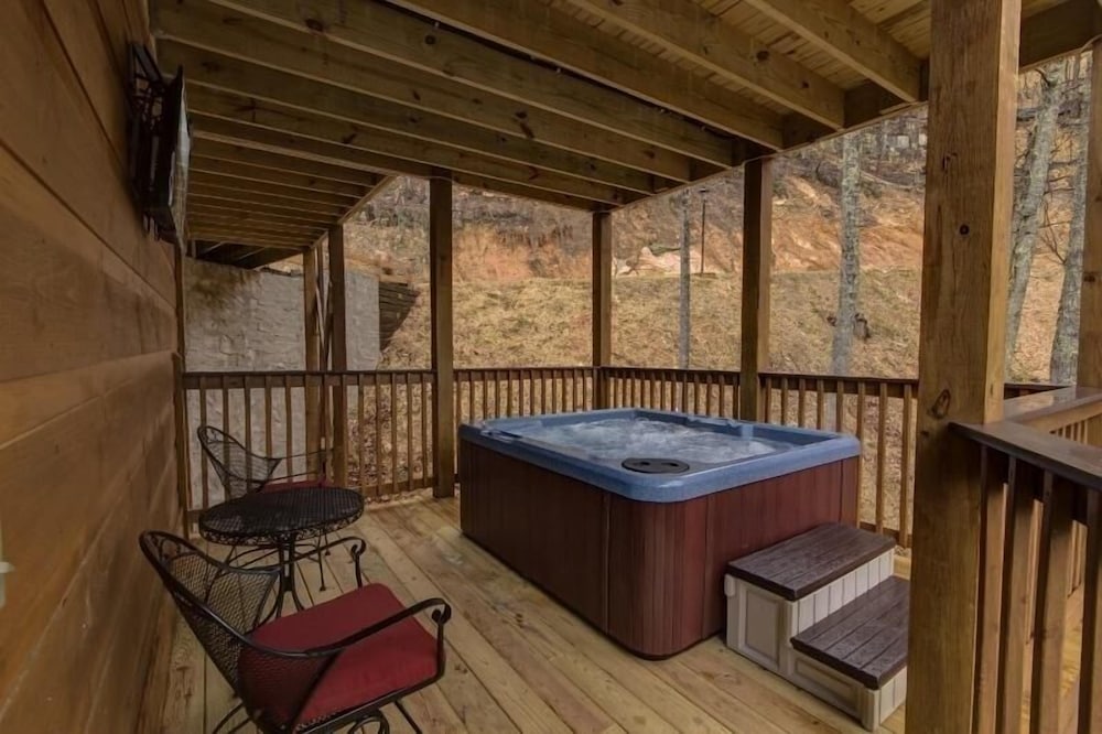 A Suitetastic View - 4 Bedrooms, 4 Baths, Sleeps 12 Home by RedAwning