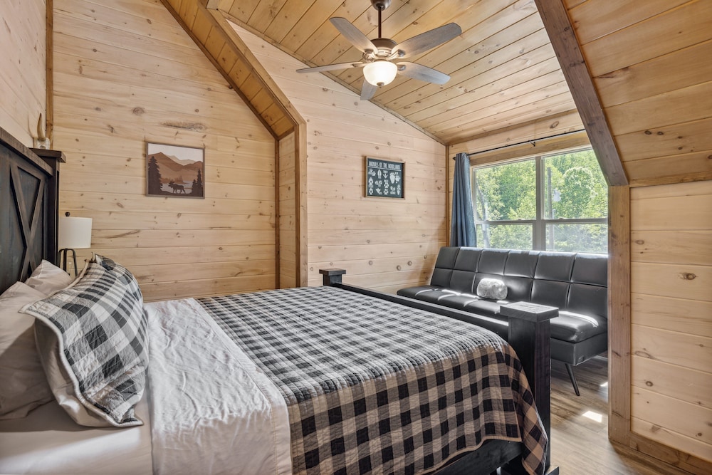 Hilltop Dreamin' 4 Bedroom Cabin by RedAwning view 5