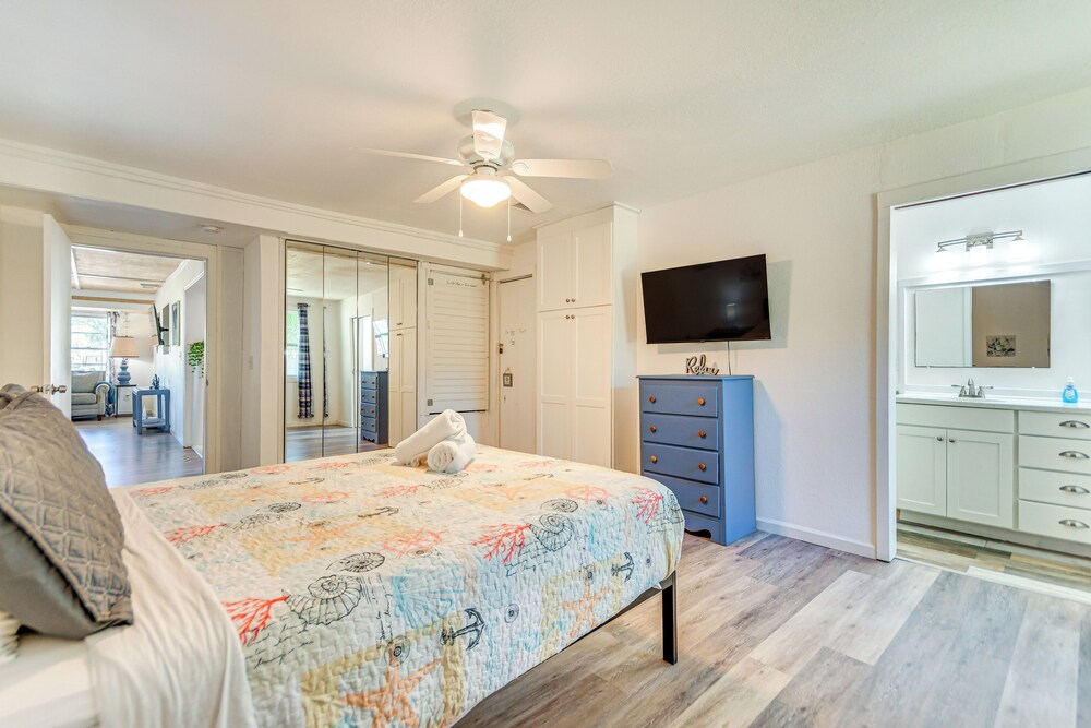4 Mi to Beach: Spacious Fort Walton Beach Retreat!