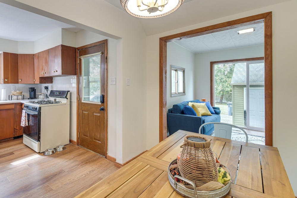 1 Mi to Dtwn Burlington: Modern Home w/ Yard!