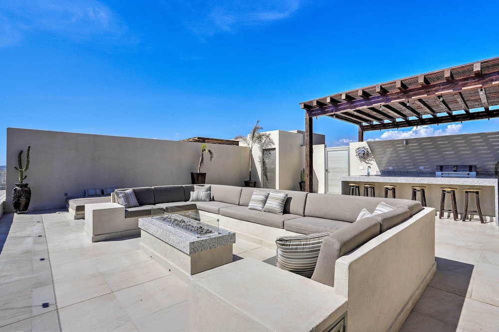 Luxe Cabo Condo w/ Ocean Views + Amenities!