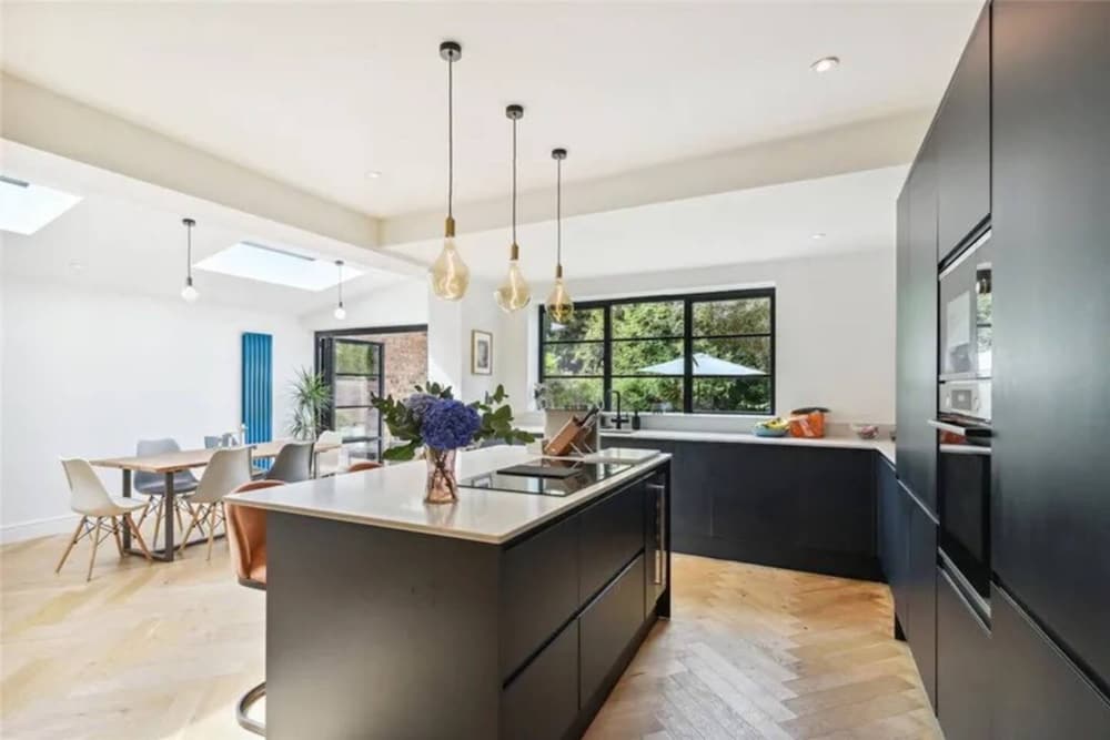 Stylish and Spacious 3 Bedroom Garden Flat in Fulham