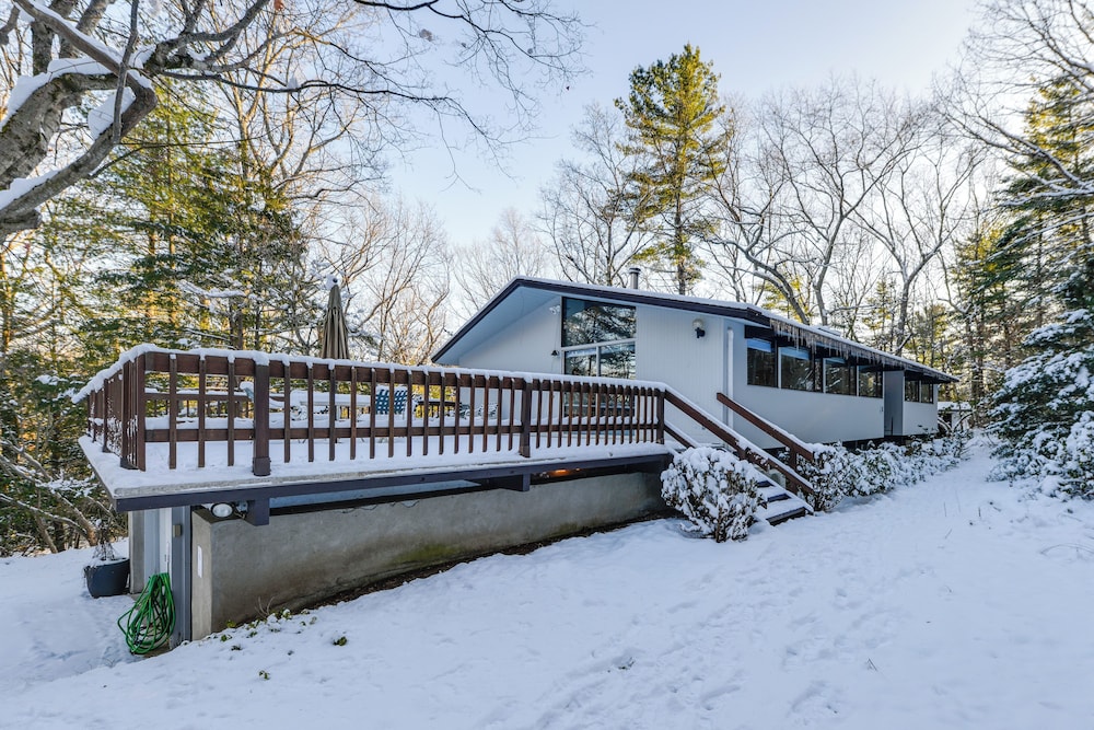Trail Access On-site: Gorgeous MCM Deck House!