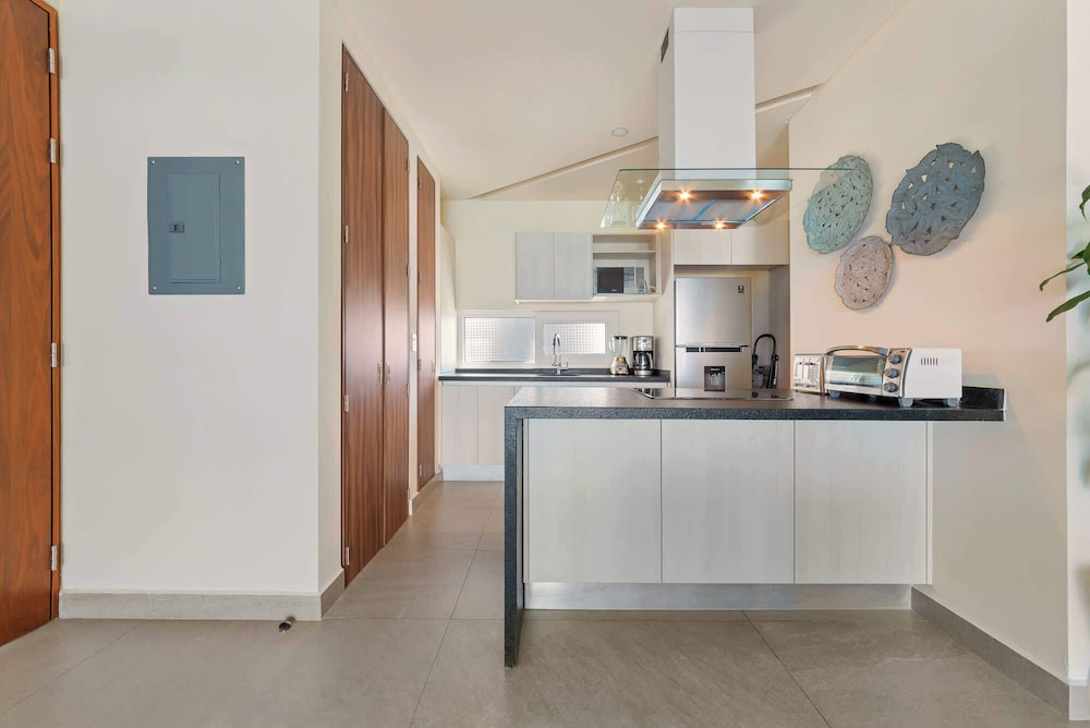 New 1 Br Unit 2 Min From Beach - Pool - King Bed