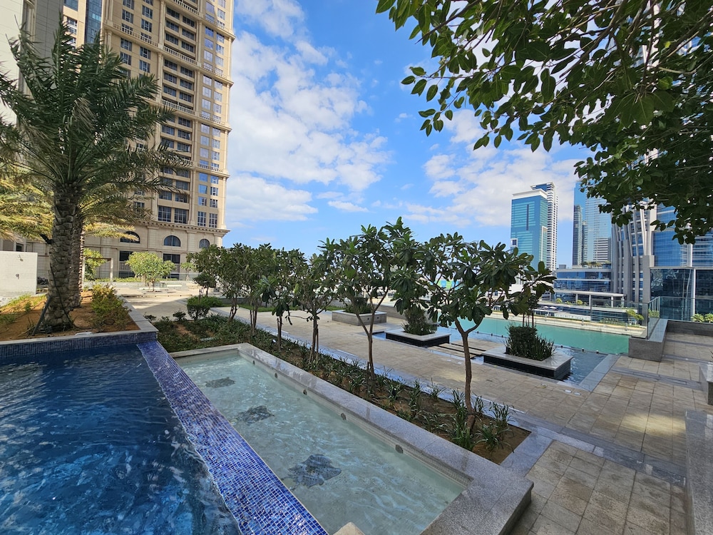 WelHome - 3BR Apt Located Directly on the Dubai Water Canal — recepcion & lobby