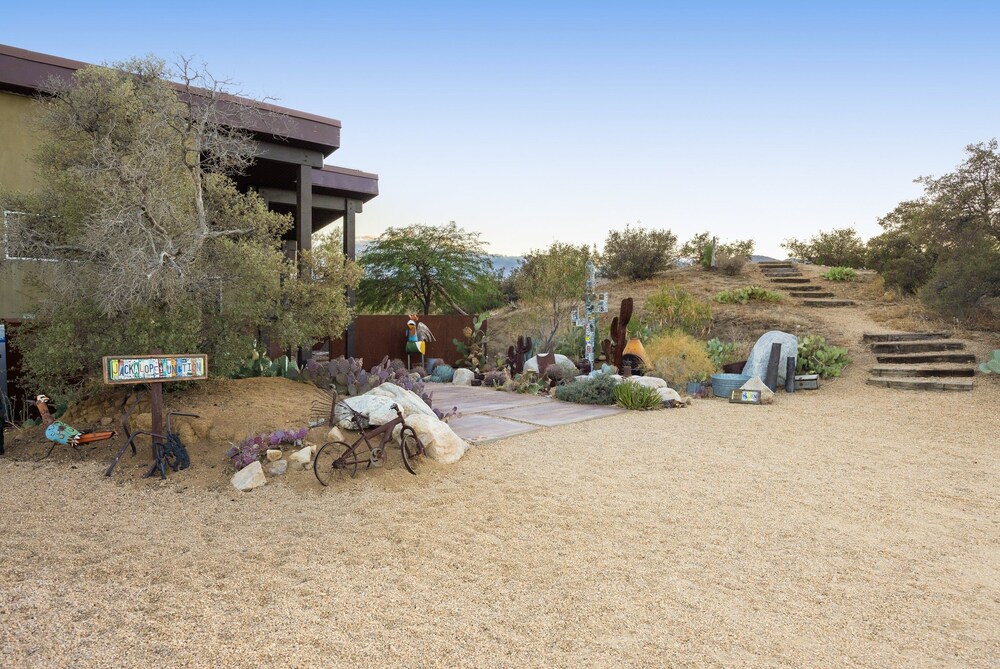 Jackalope Junction-pool, Hot Tub, Fire Pit, Bbq & Desert Views! 2 Bedroom Home by RedAwning