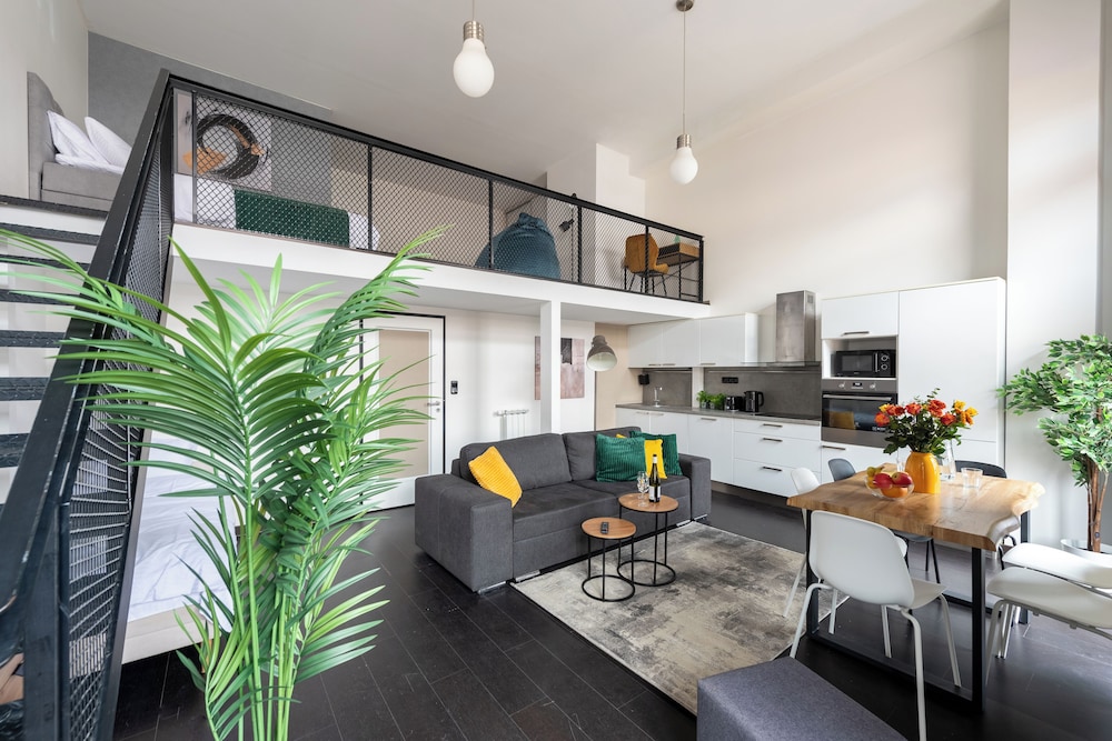 Modern loft-apart near metro Křižíkova