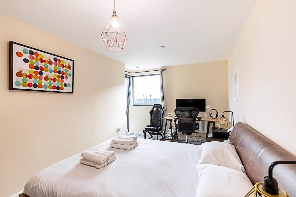 Sleek Flat w/ River Views In Canary Wharf