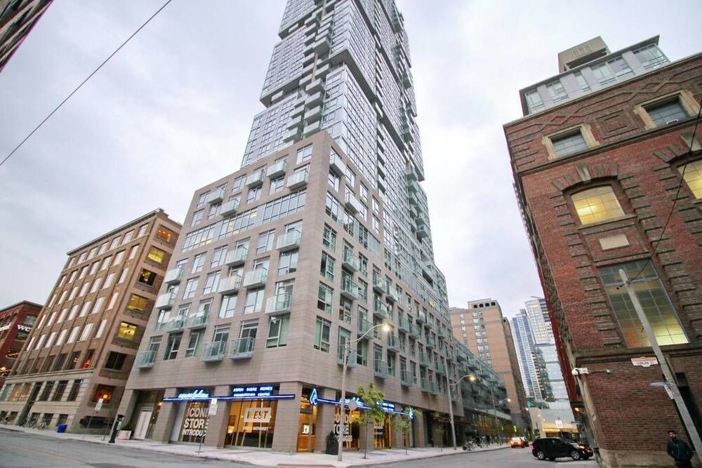 Executive 1 BD in the heart of Entertainment District - Image 1