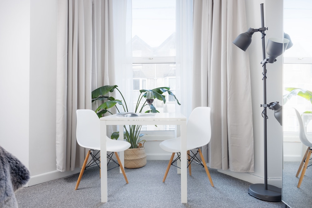Stunning Central Studio Apartment view 3