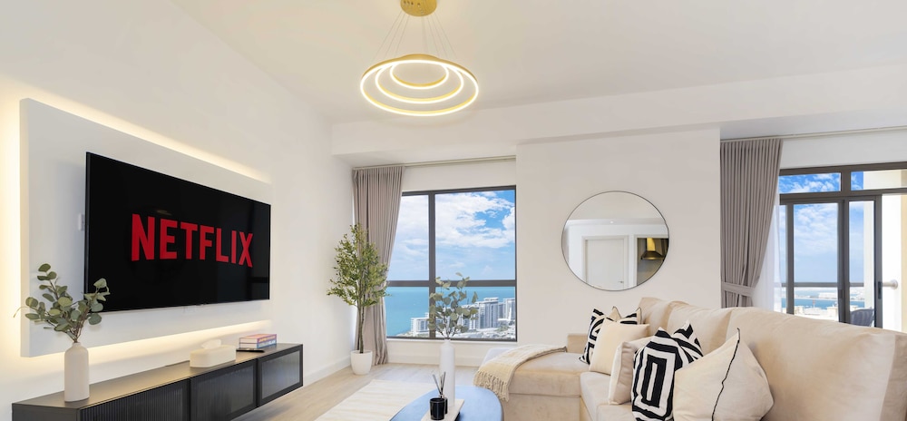 LUX The Dubai Eye Sea View Suite