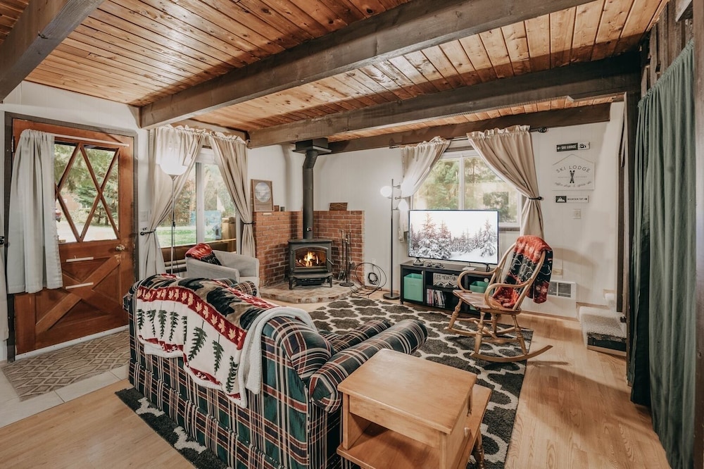 63mbr - Hot Tub - Bbq - Pets Ok - Wifi - Sleeps 6 2 Bedroom Home by RedAwning