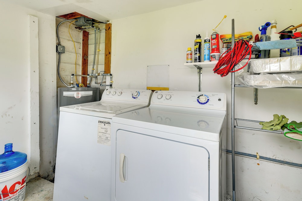 < 3 Mi to Dtwn: Pet-friendly Sarasota Stay w/ Yard