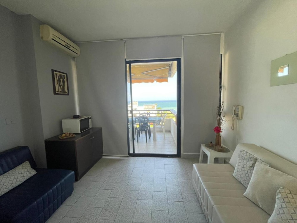 1 Bed Flat - Sleeps 2 - Pets - Pool - Smoking view 3