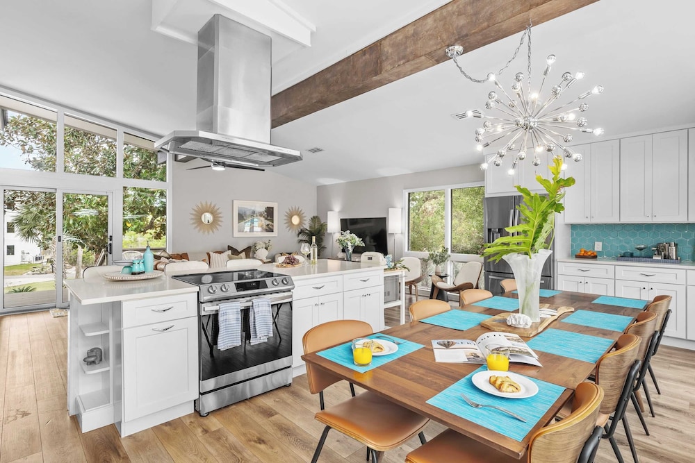 30A Florida Flashback by Avantstay Private Pool, Golf Cart, 3 Mins to Beach!