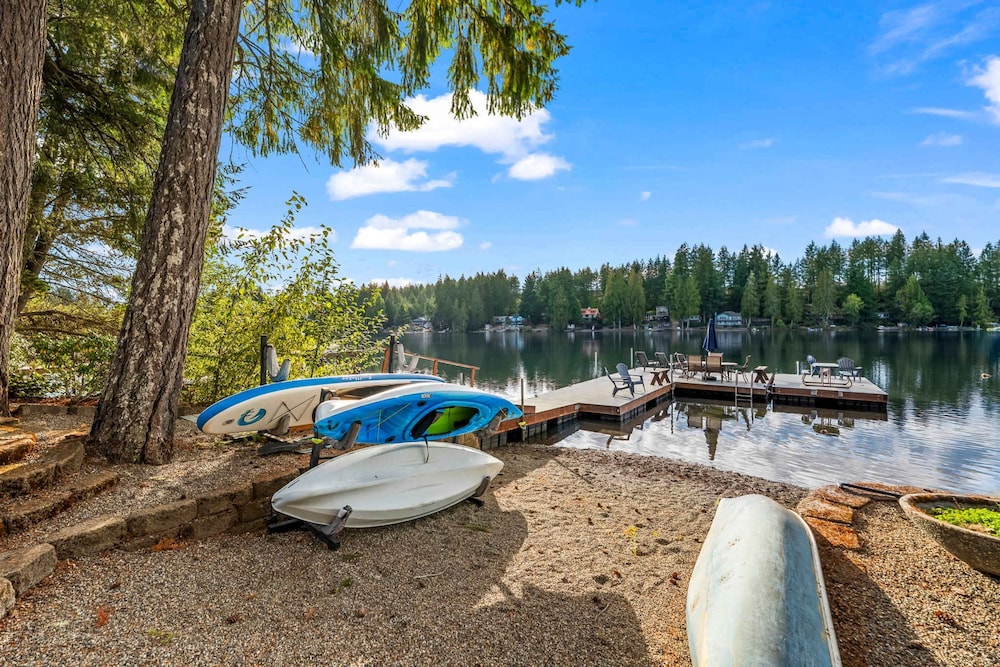 Lakefront Luxury Hot Tub Dock Retreat