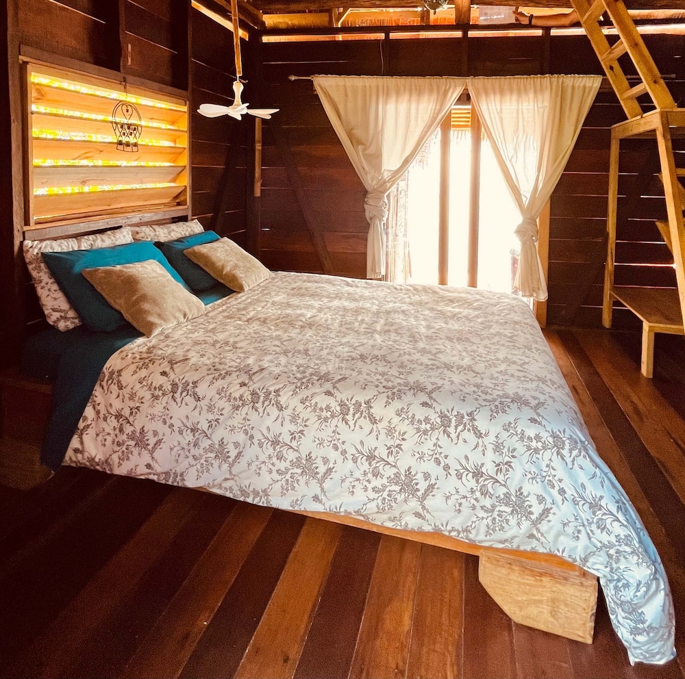 Urraca Monkey Island Eco Resort