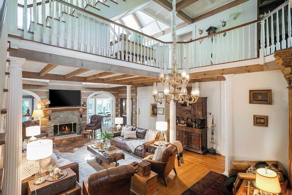 35 Acre Villa w/ Pool, Spa, Wine Cellar & Gym + Near Golf Club La Pearla Ranch by Avantstay