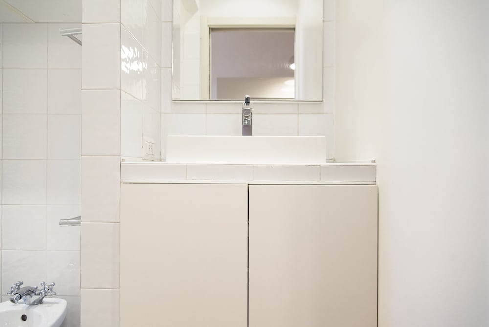 White and Clean Apartment near Metro MM1