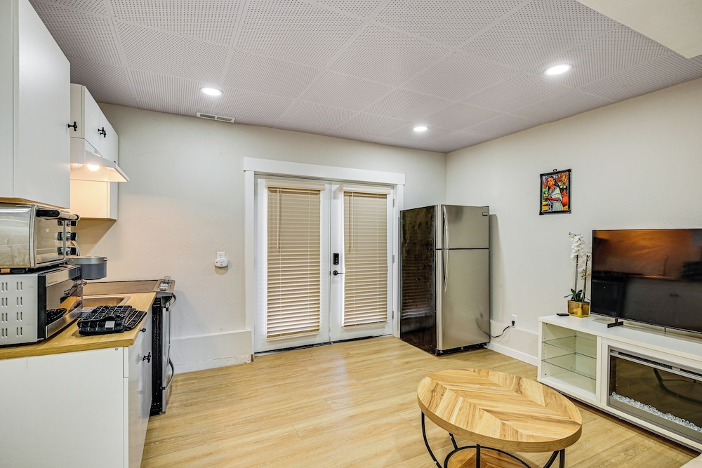 1 Mi to Puget Sound Shores: Modern Des Moines Apt!