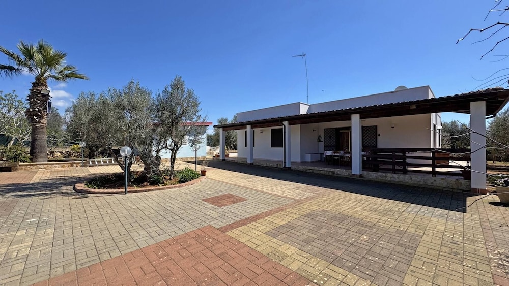 Villa Ulivo Sleeps 7 Garden Close to the sea