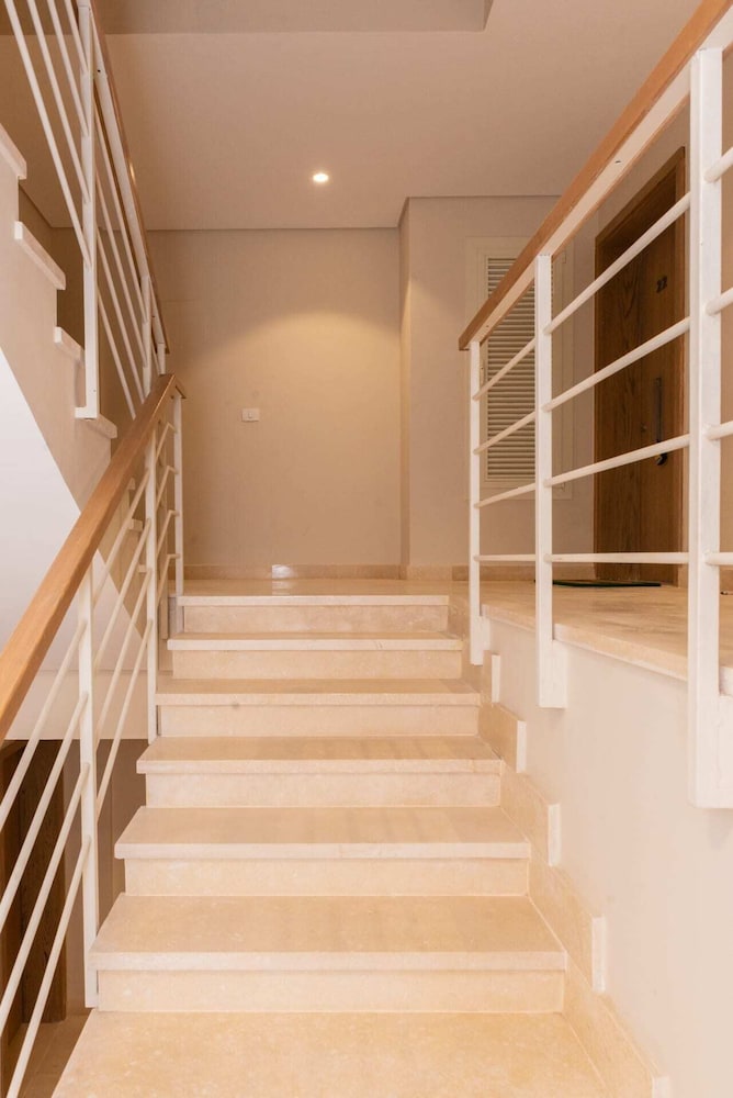 Xuru Stays I Exotic 1bdr w/ Outdoor Terrace Pool & Beach Access