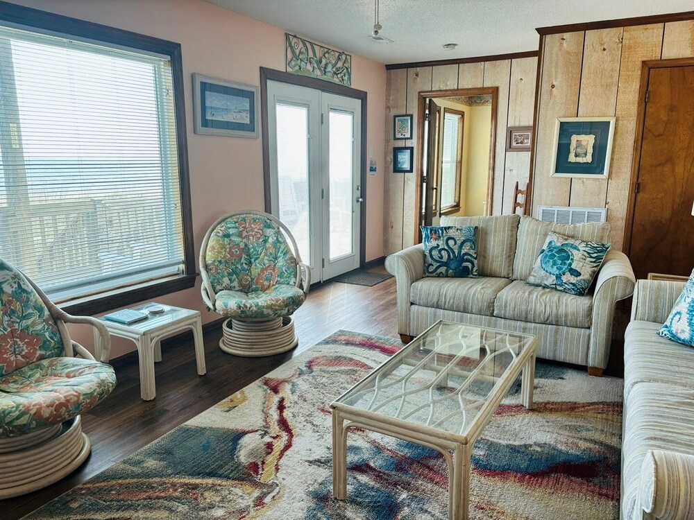 Great Place 5 Bedroom Home by RedAwning