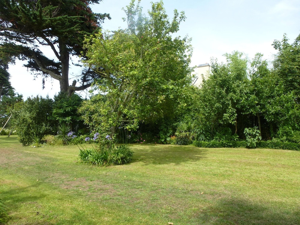 Holiday Flat With sea and Garden View, Just 400m From the Beach in Port-blanc