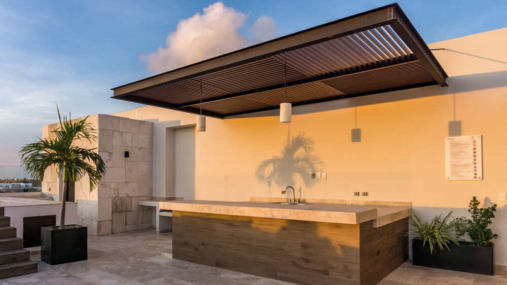 Luxury Studio Rooftop Pool and Jacuzzi