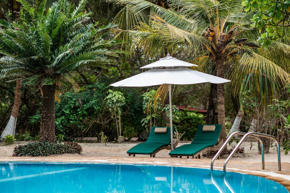Hakuna Majiwe Beach Lodge