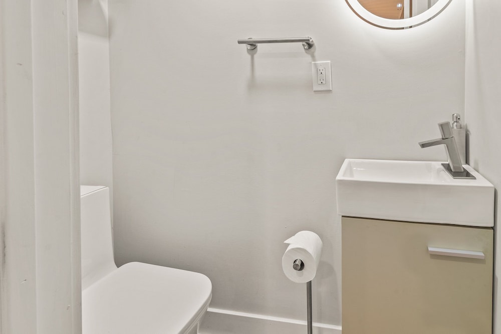 Stylish 3-Bedroom Home in Philly - Property Image 20
