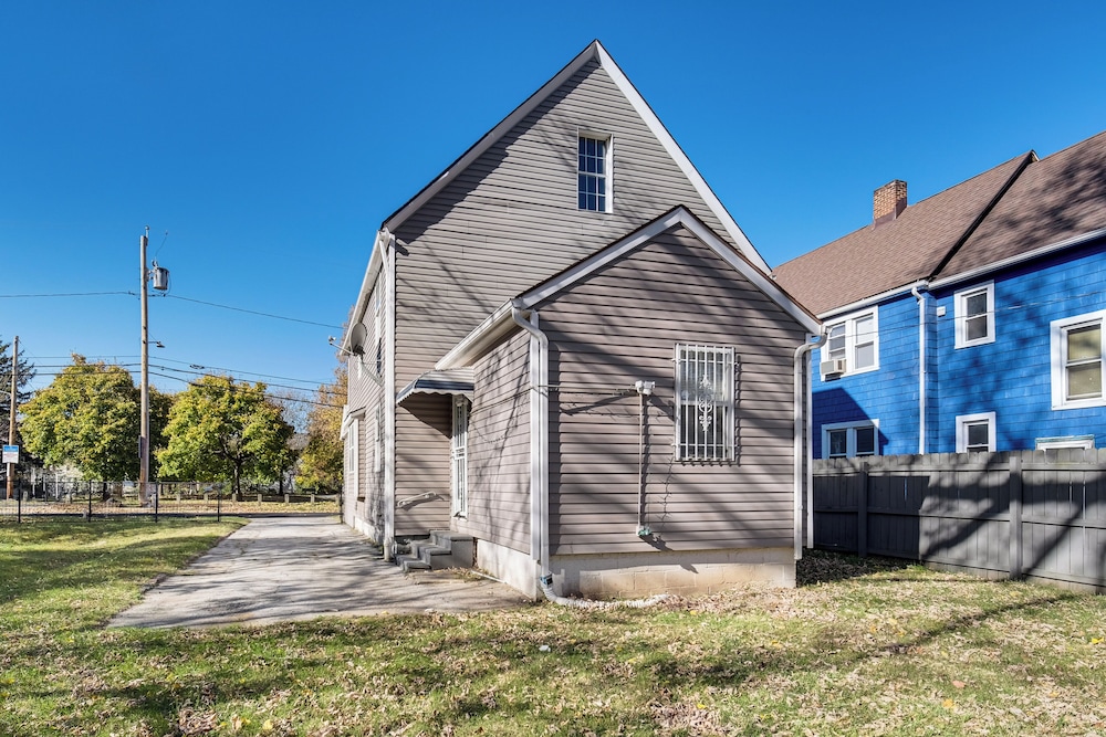 8 Mi to Dtwn: Cleveland Family Home