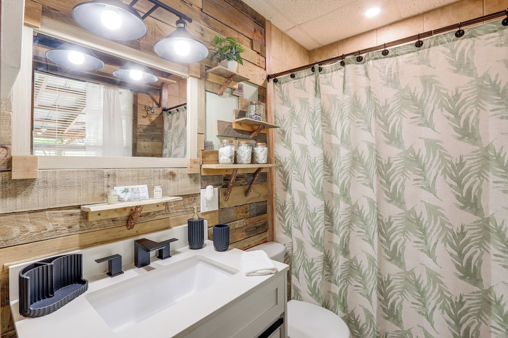 Pet-friendly Mtn Retreat w/ Yard in Blairsville!