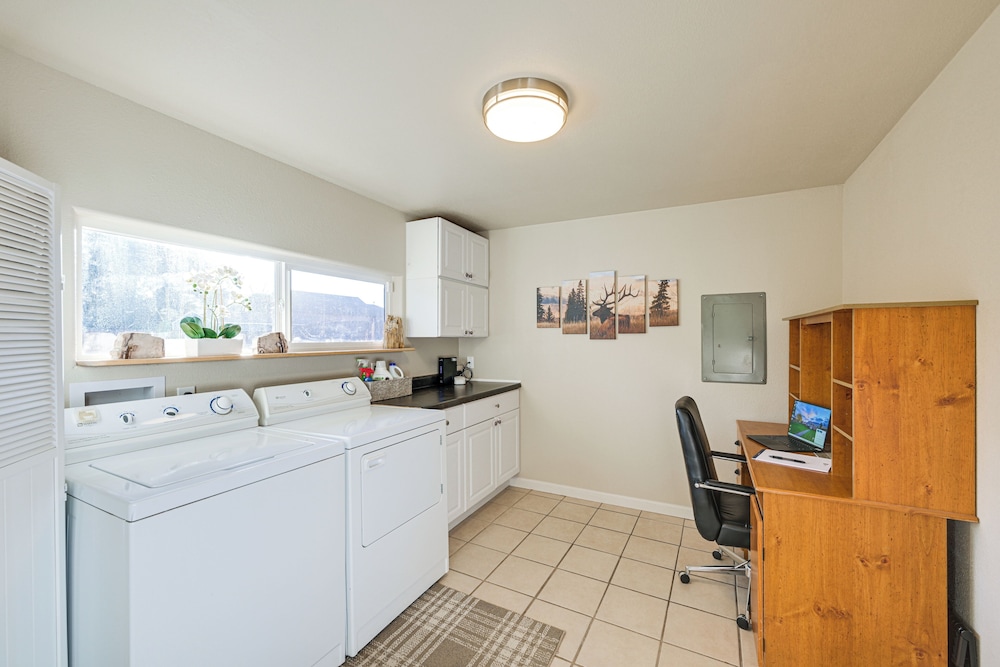 Family-friendly Cottage w/ Playground in Centralia