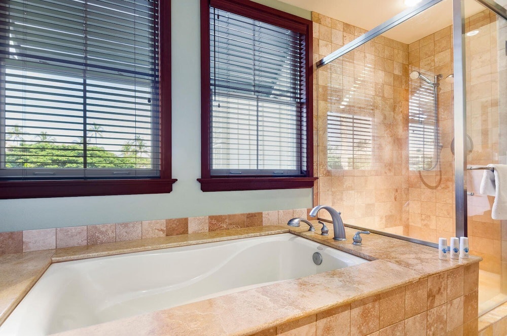 Hawaiian Unit Nearby Beaches, Restaurants, & Shopping - Vrkcv