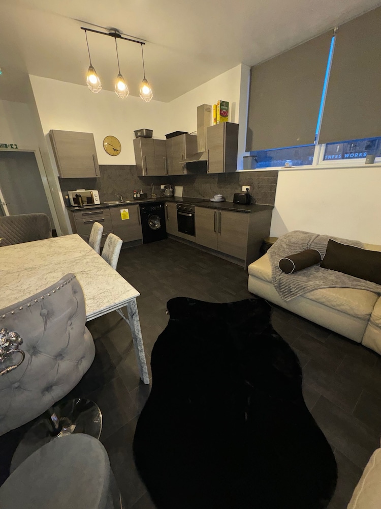 Central Sheffield 3-bed Apt, Sleeps 6 With Parking