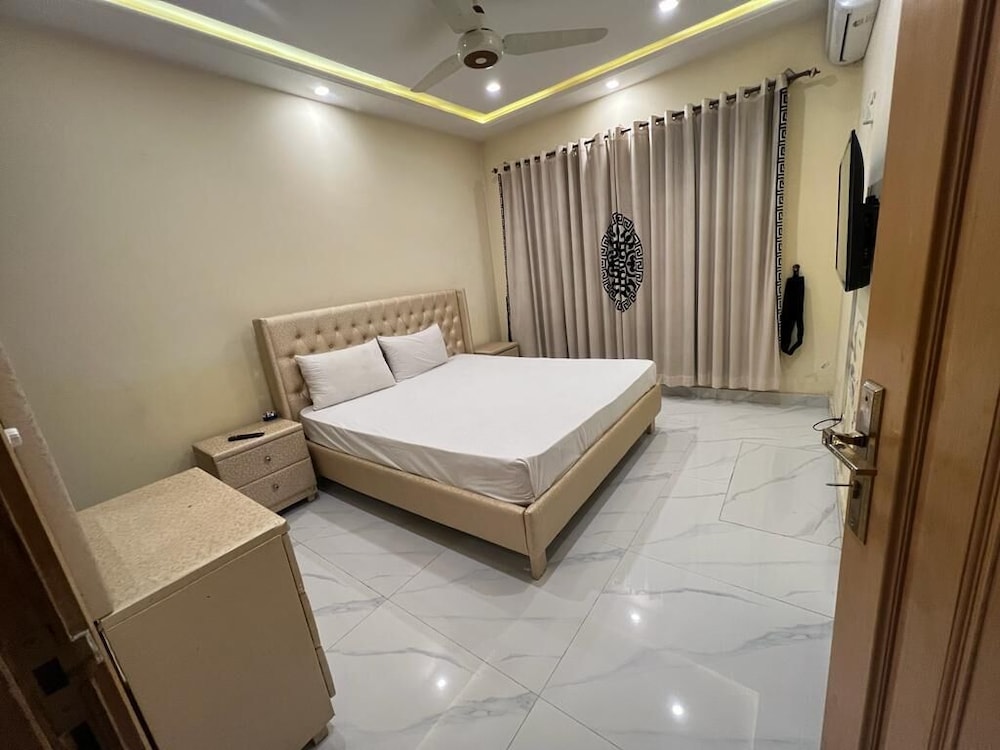 Lavish Guest House G-8 view 5
