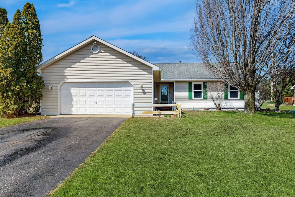 Charming 3BR Home w/ Lake Access & Pool Table
