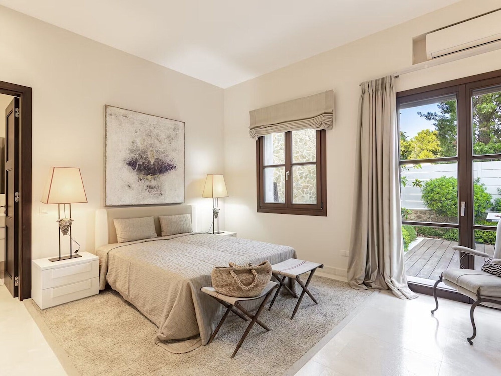 Majestic Villa With Harbour Views