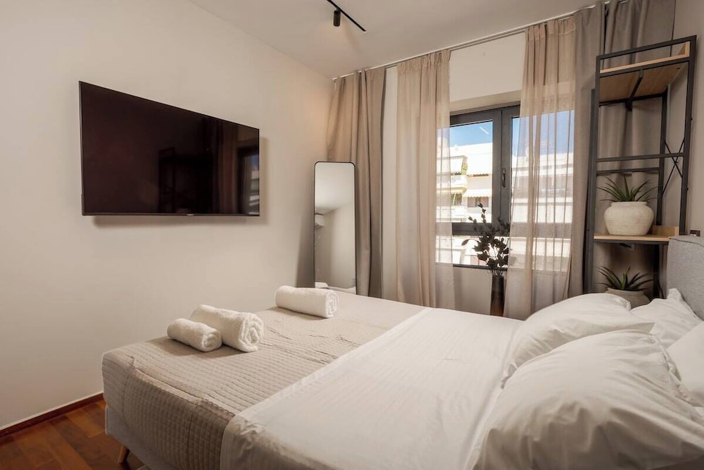 Demmi Central 2BR Designer Apt