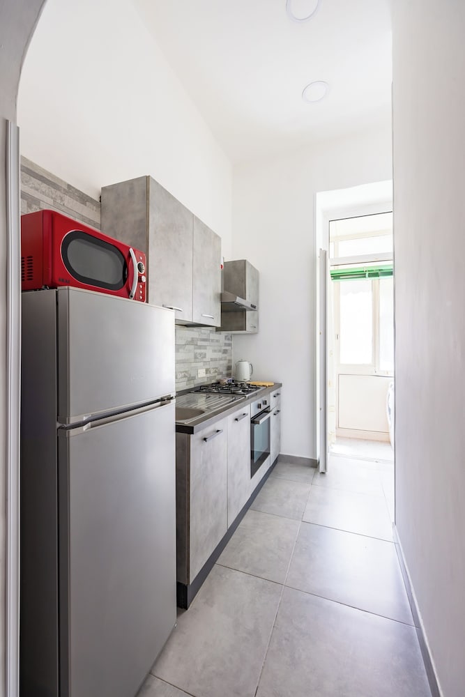 Red Comfort Flat Near Garibaldi Station