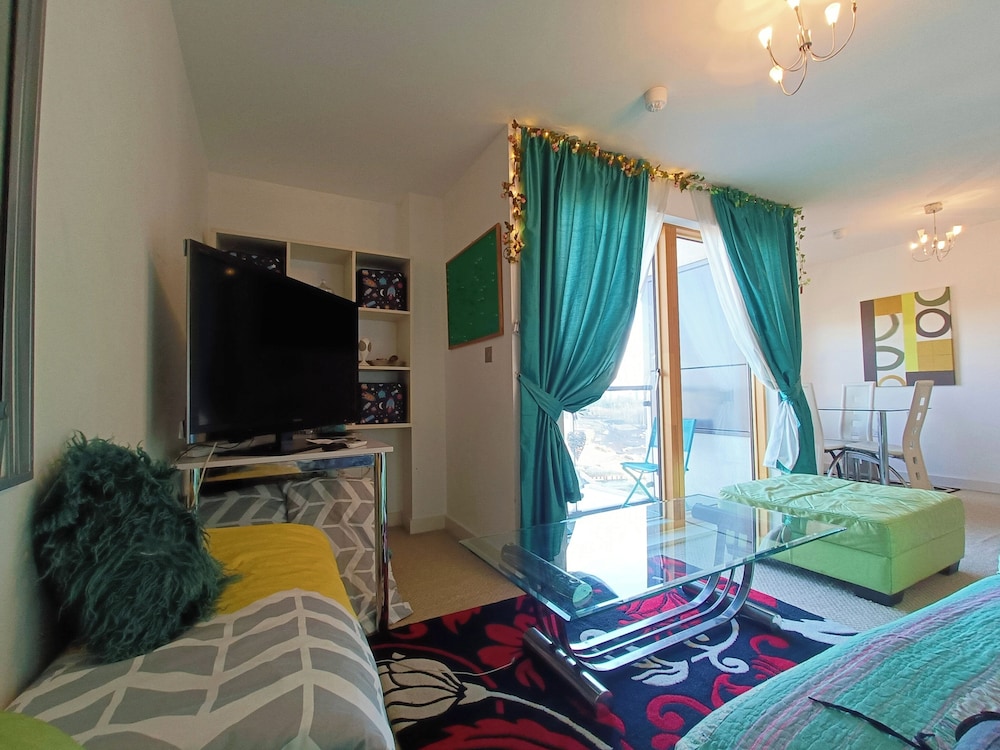 1 Bed Flat - Sleeps 5 - Pets - Garden - Parking