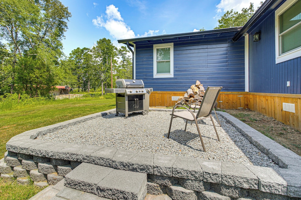 Lake Hamilton Retreat w/ Kayaks & Spacious Yard!