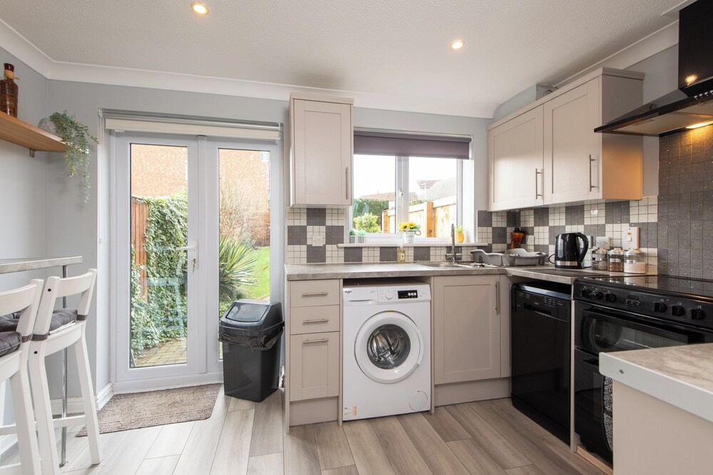 Darlington 3 bed House Near Train Station